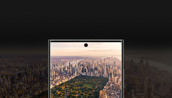 Schermo di telefono con vista aerea di Central Park e skyline di New York su sfondo scuro.