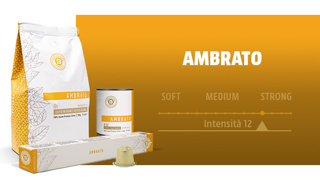 Confezioni di caff� "Ambrato" con sacchetto, barattolo, scatola di capsule e capsula singola su sfondo arancione.