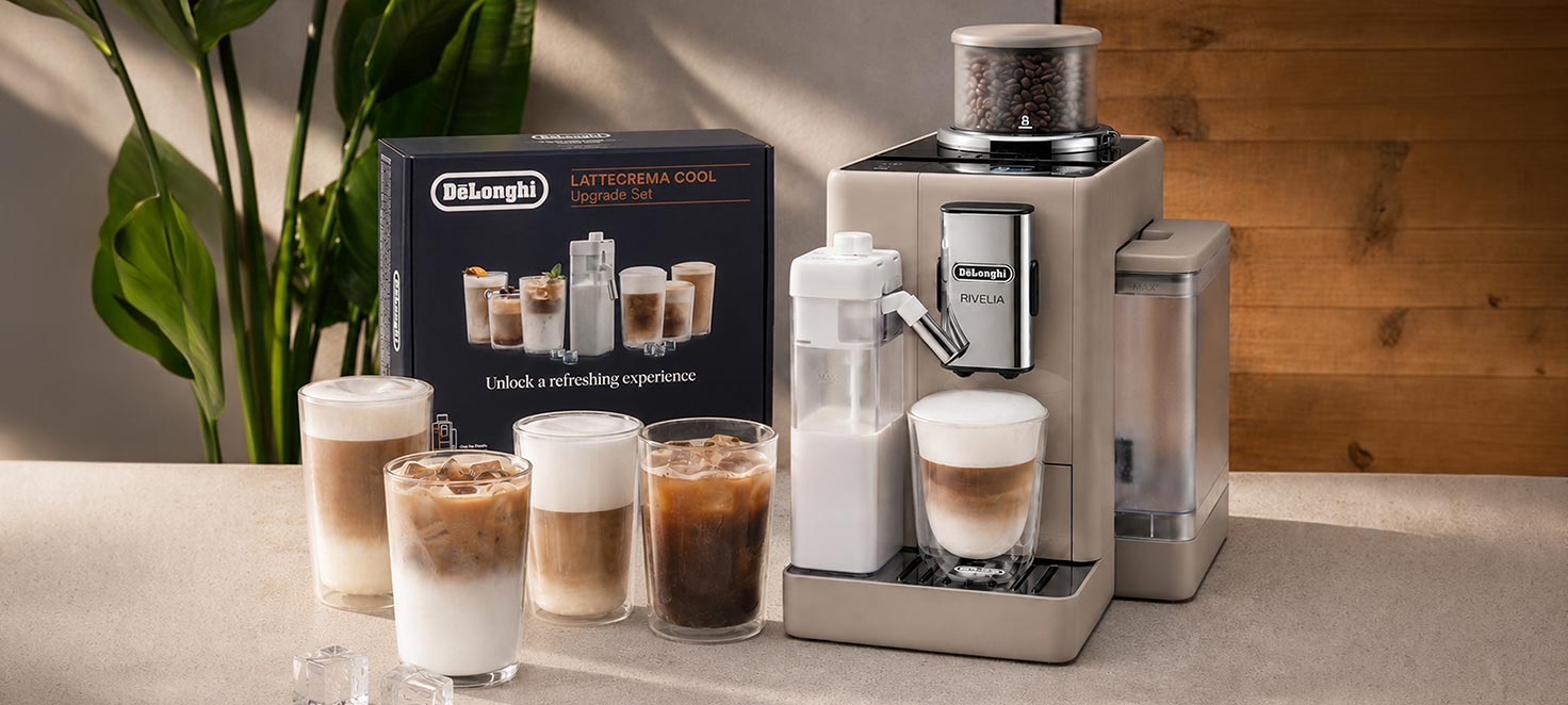 Una macchina del caffè De Longhi con alcuni bicchieri di cappuccino e caffè