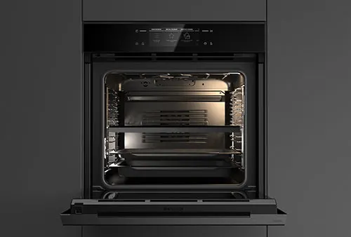 Forno nero aperto con due teglie interne e display superiore visibile.