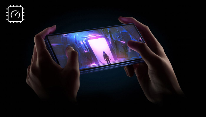 Mani che tengono un Samsung Galaxy Fold7 mentre riproduce un videogioco