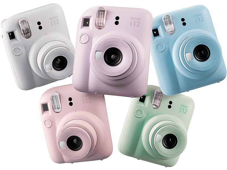 Cinque fotocamere Instax Mini 12 in bianco, lavanda, blu, rosa e verde chiaro su sfondo bianco.
