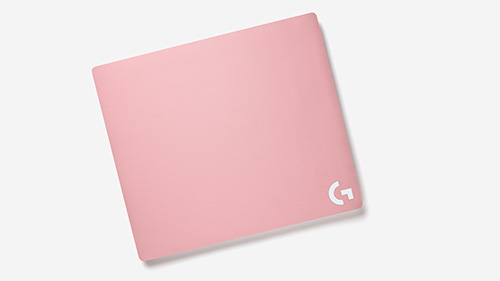 Tappetino rettangolare rosa su sfondo bianco con logo bianco a forma di "G" nell'angolo inferiore destro.