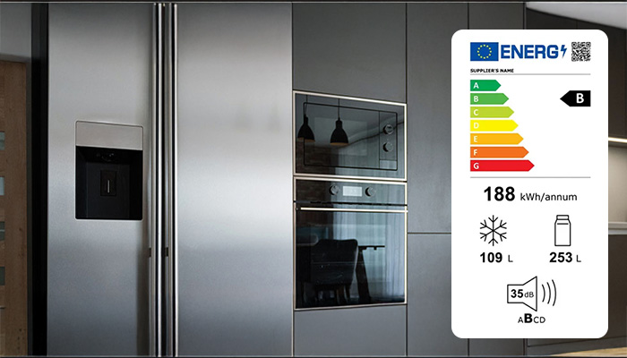 Cucina composta da frigorifero, forno e mobili vari