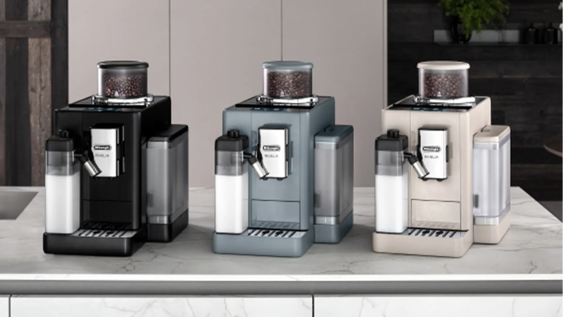 Tre macchine da caff� De'Longhi in nero, grigio e beige con contenitori per caff� in grani e latte.