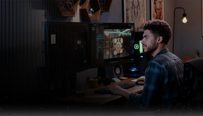 ragazzo che guarda 2 monitor nella sua cameretta