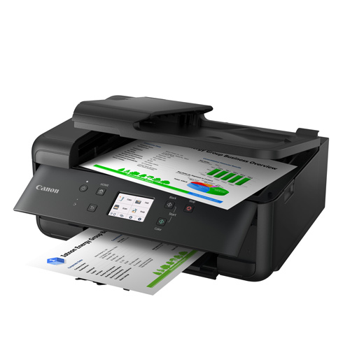 Stampante nera con documenti stampati con grafici colorati su sfondo bianco.