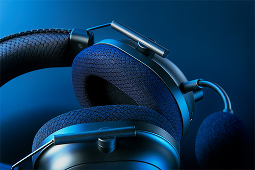 Cuffie imbottite blu scuro con archetto regolabile in metallo su sfondo blu tono su tono.