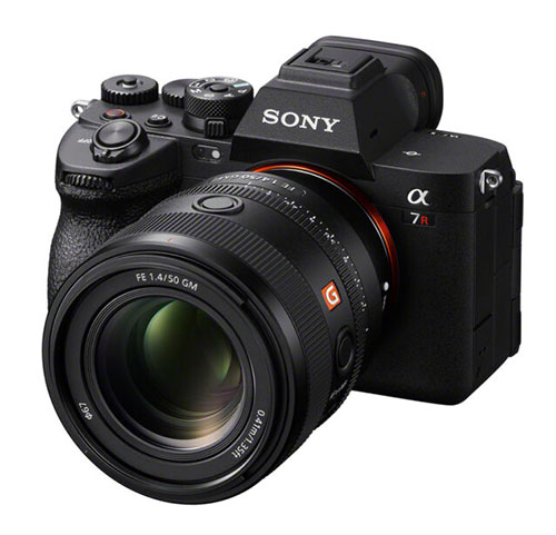Ecco una fotocamera nera Sony Alpha 7 con un obiettivo. La fotocamera ha diverse manopole e pulsanti.
