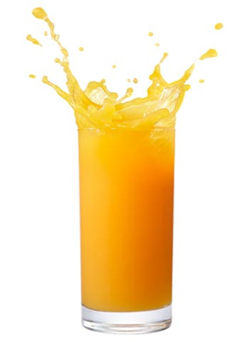 Un bicchiere trasparente pieno di liquido arancione che schizza verso l'alto su sfondo bianco.