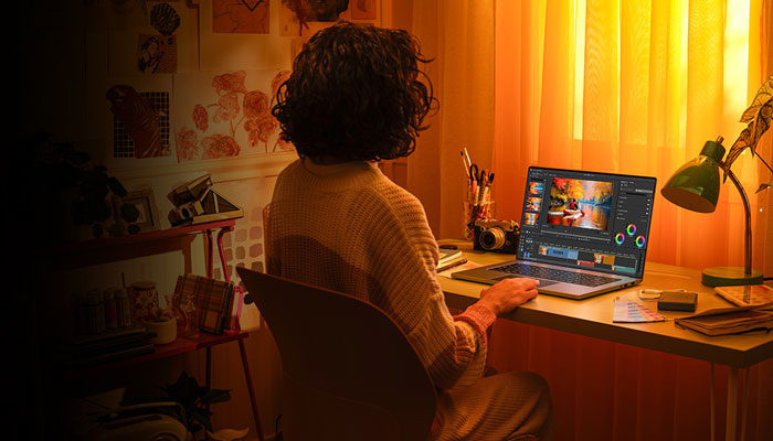 ragazza davanti a un notebook mentre fa video editing