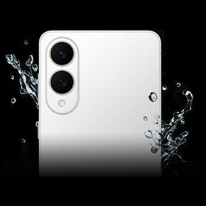 Un telefono bianco con due fotocamere e un flash è mostrato su uno sfondo nero con spruzzi d'acqua.