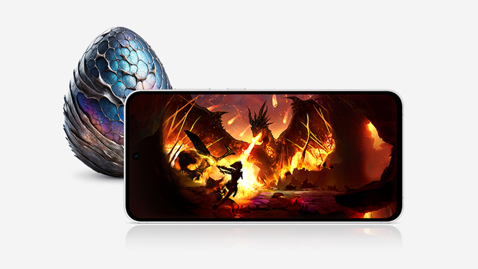 Uovo decorativo e smartphone che mostra un combattimento fantasy tra un guerriero e un drago sputafuoco su sfondo bianco.