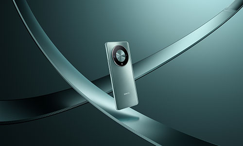 Telefono verde-grigio con fotocamera circolare, su sfondo verde con elementi metallici curvi.