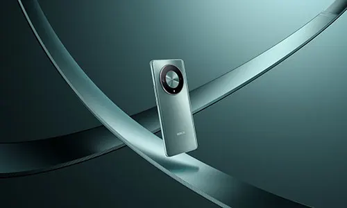 Telefono verde-grigio con fotocamera circolare, su sfondo verde con elementi metallici curvi.