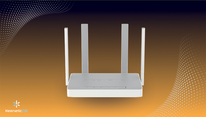 Un router bianco con quattro antenne su uno sfondo sfumato marrone-arancio.