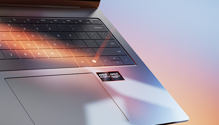 Dettaglio tastiera e touchpad di un notebook con adesivi AMD