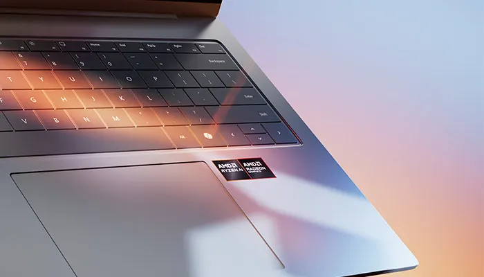 Dettaglio tastiera e touchpad di un notebook con adesivi AMD