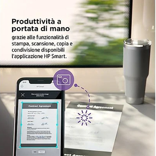 Telefono che scansiona un documento. Tazza grigia a fianco su un tavolo vicino a una finestra.