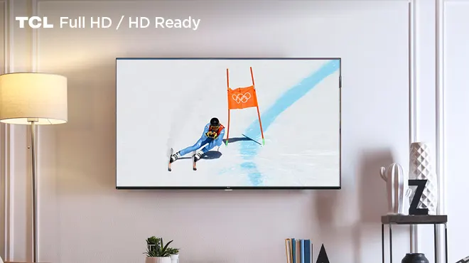 Soggiorno luminoso con TV che mostra un uomo che scia in modo professionale per le olimpiadi