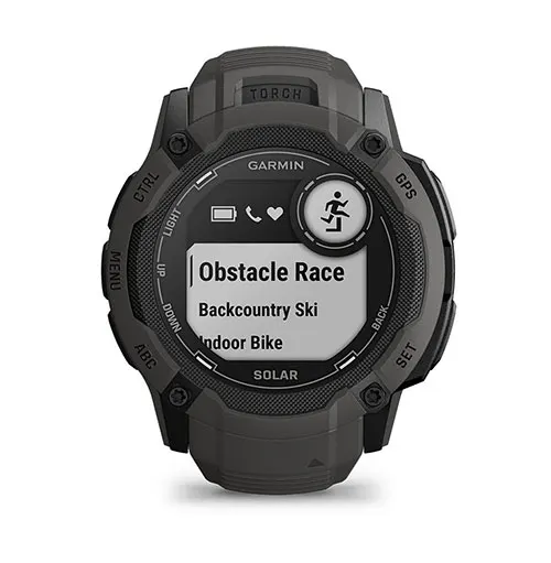 Orologio digitale nero con schermo che mostra le opzioni "Obstacle Race", "Backcountry Ski" e "Indoor Bike".