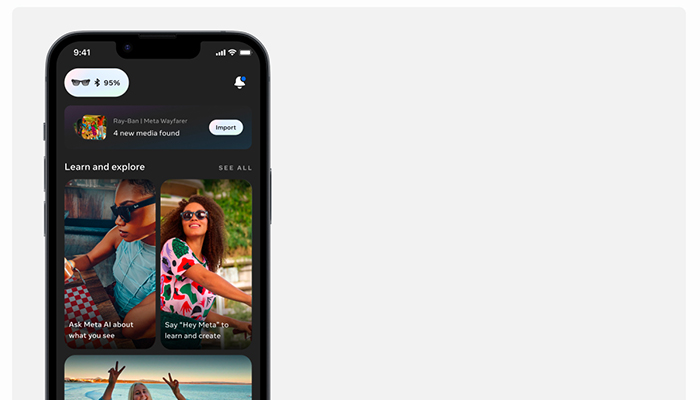 Foto di un cellulare, all'interno dello schermo delle ragazze con degli occhiali.