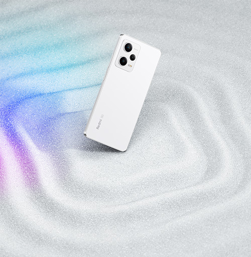 Un telefono bianco con tre fotocamere � posizionato su una superficie bianca con striature azzurre e viola.