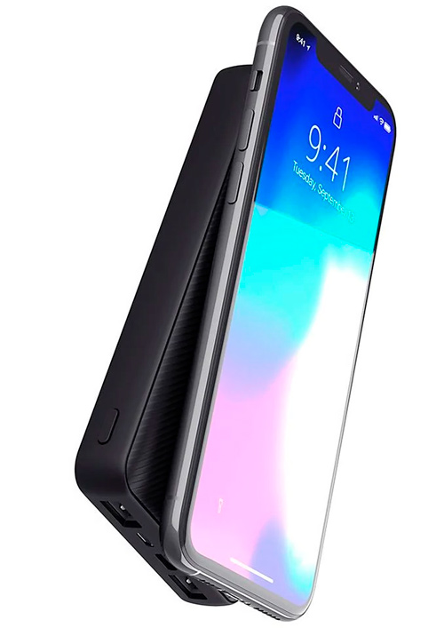 Un telefono con schermo acceso � collegato a una batteria esterna nera. L'ora visualizzata � 9:41.