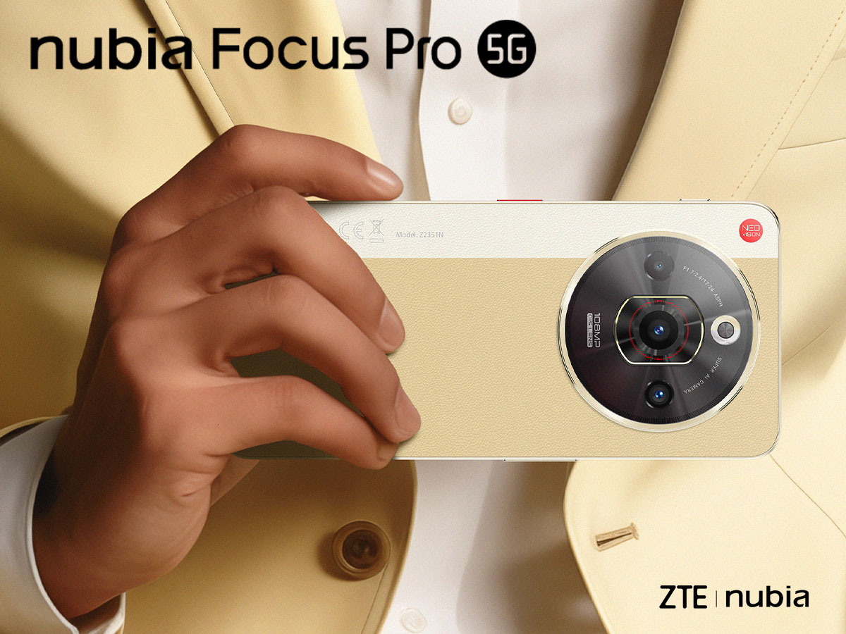 Una mano tiene un telefono Nubia Focus Pro 5G. Il telefono è color crema con un cerchio nero intorno alla fotocamera.