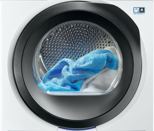 Vista frontale di un'asciugatrice bianca con obl� nero. All'interno, un cesto in metallo contiene un asciugamano blu e un indumento bianco.