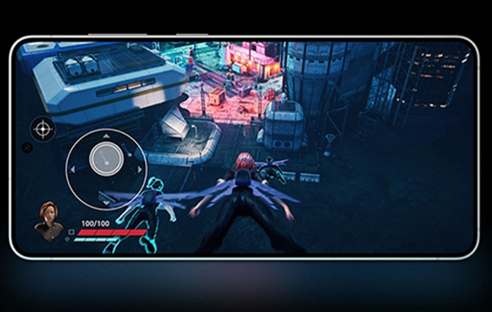 Schermo di telefono che mostra un videogioco con personaggi alati in un ambiente urbano futuristico.