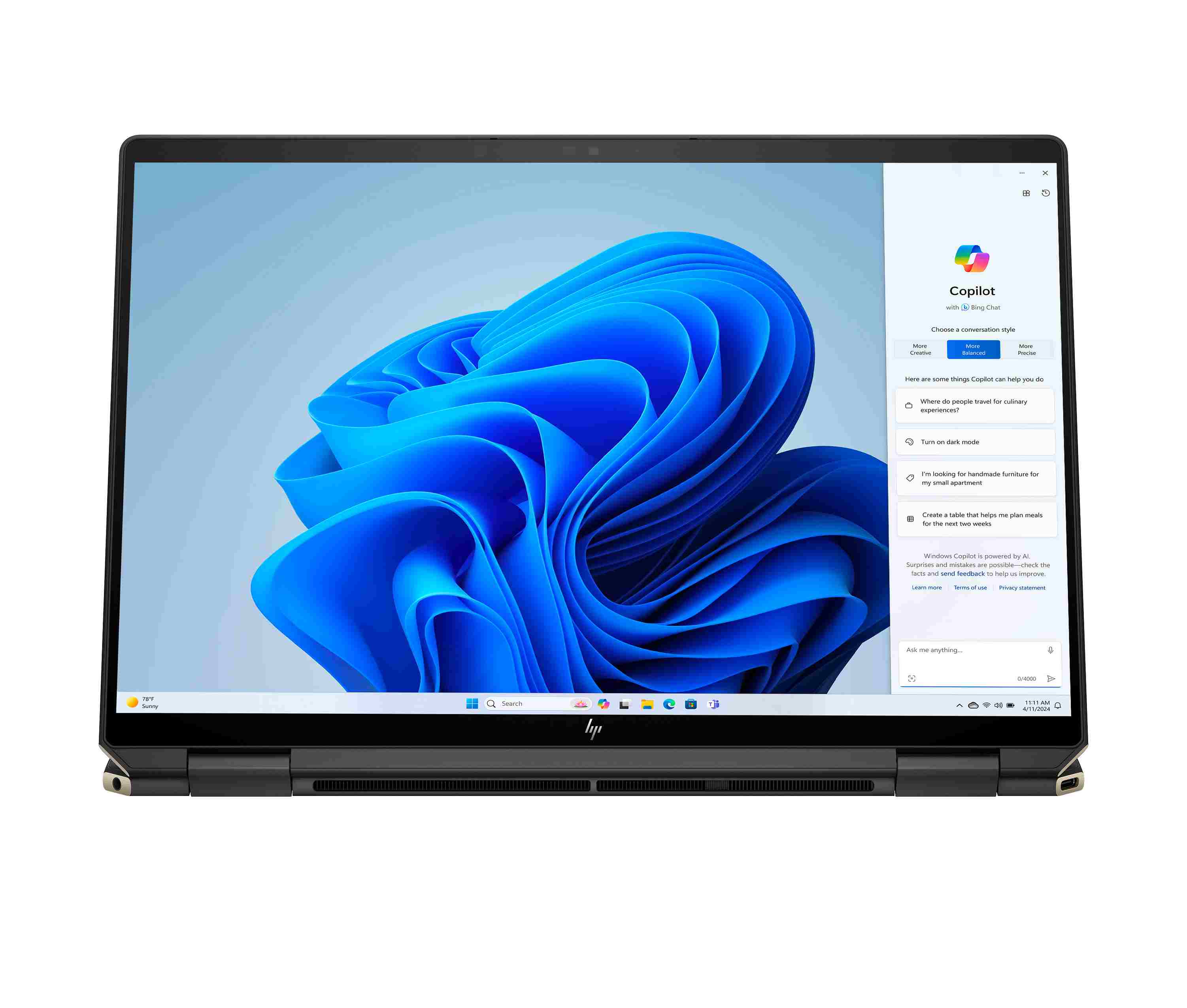 Laptop aperto mostra Copilot con sfondo blu. La barra di ricerca di Windows è visibile.