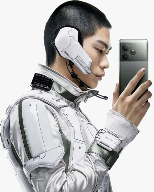 Uomo con tuta bianca futuristica e cuffie, tiene in mano un telefono grigio scuro con tre obiettivi. Lo sfondo è bianco.