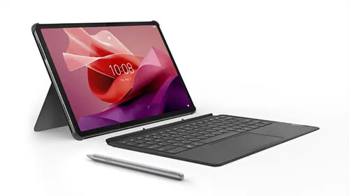 Tablet nero con copertina, tastiera e pennino su sfondo bianco. Lo schermo del tablet mostra un'immagine astratta.