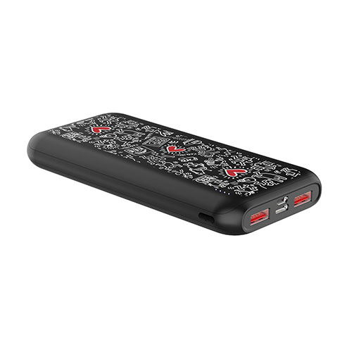 Power bank nera con disegni bianchi e cuori rossi sulla superficie superiore e due porte USB rosse su un lato.