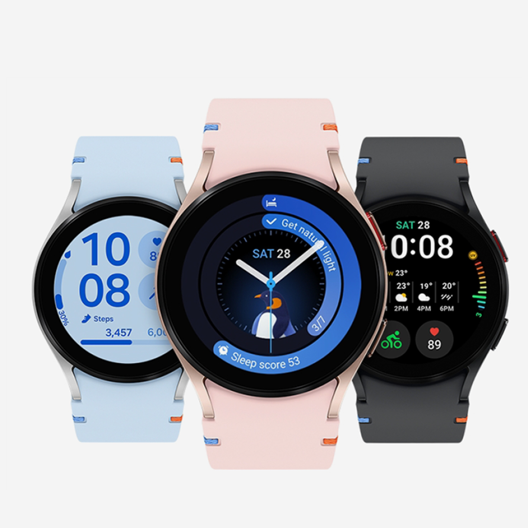 Tre orologi smart con cinturini azzurri, rosa e grigi mostrano dati e orari su sfondi bianchi.