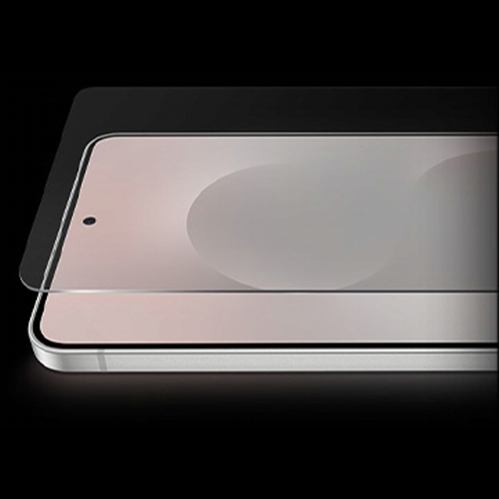 Primo piano di uno smartphone con pellicola protettiva applicata su sfondo nero.