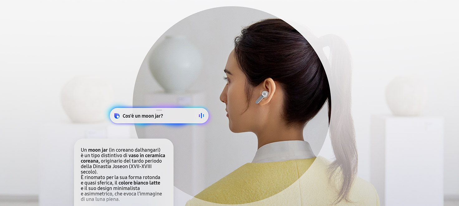 una donna con indosso gli auricolari galaxy buds4 pro, a sinistra un input dell'assistente AI