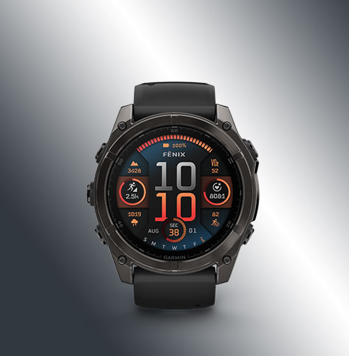 Orologio digitale nero con display multicolore che indica l'ora 10:10, la data 38 agosto e varie metriche di attività.