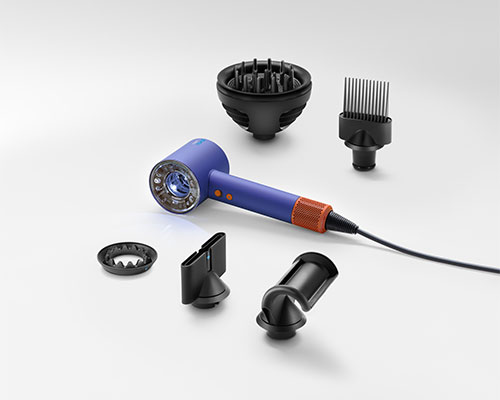 Asciugacapelli blu con accessori neri su sfondo bianco. Include un diffusore, un pettine a denti larghi e altri attacchi.