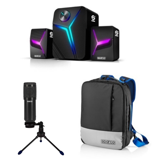 Altoparlanti neri con accenti colorati, microfono su treppiede e zaino grigio-nero con dettagli blu.