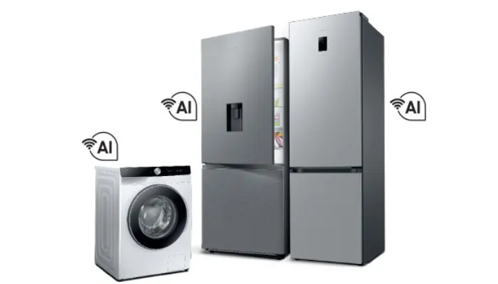 2 frigorifero grigi e una vatrice bianca