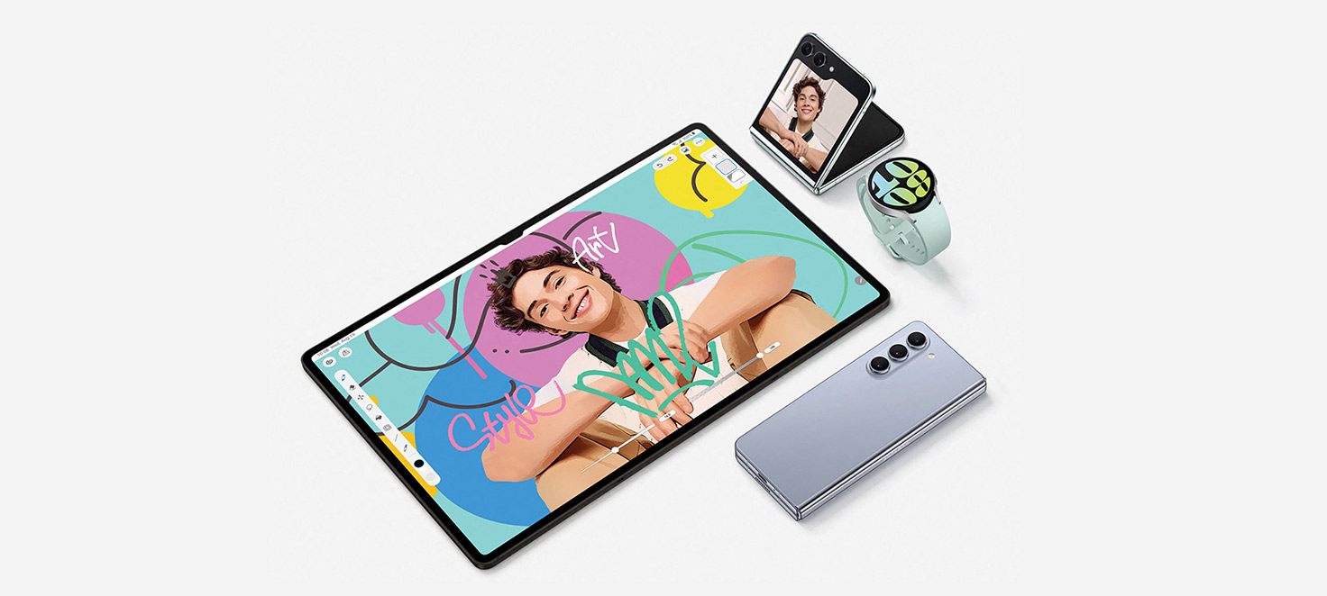 Tablet, smartphone pieghevole, orologio smart e telefono su sfondo bianco. Sul tablet, un uomo che disegna.