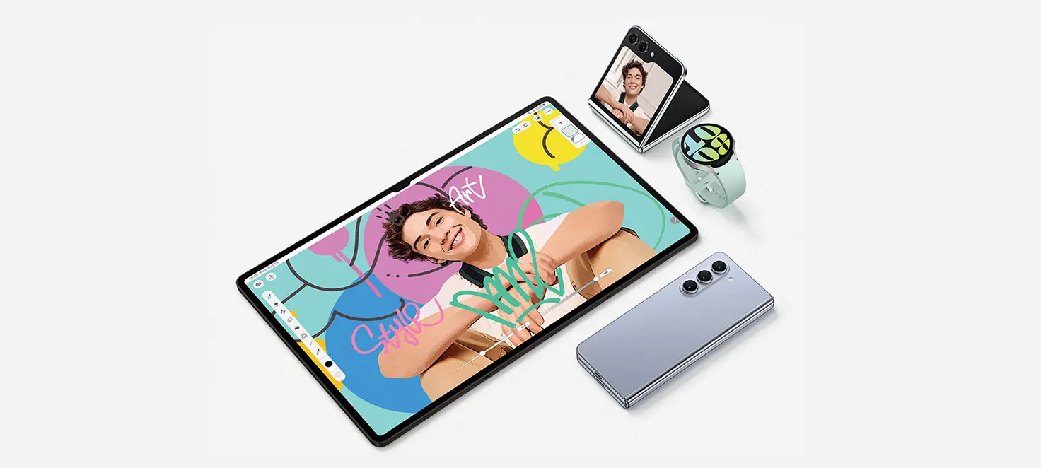 Tablet, smartphone pieghevole, orologio smart e telefono su sfondo bianco. Sul tablet, un uomo che disegna.