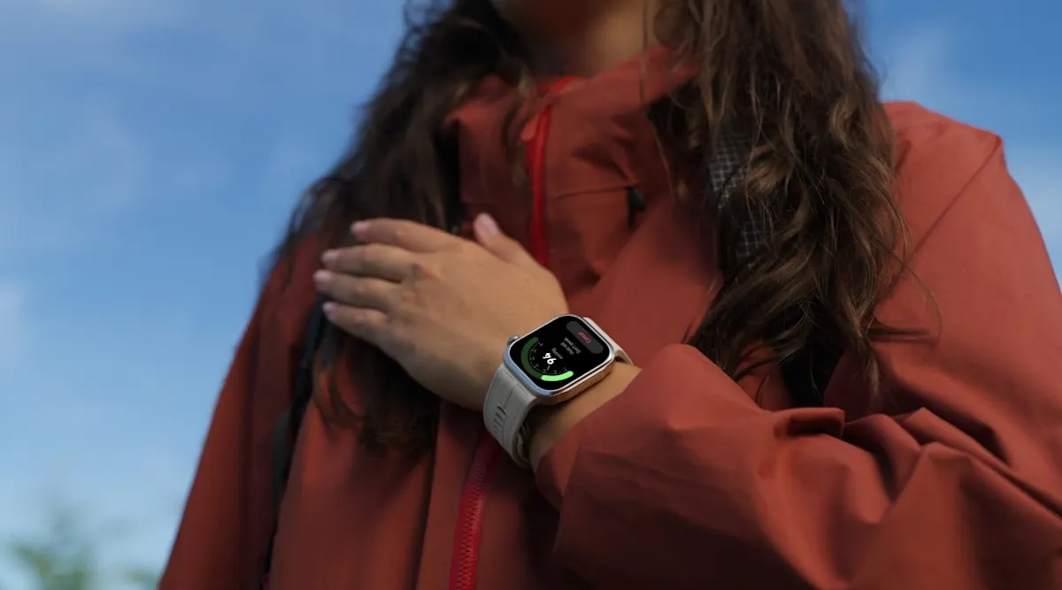 smartwatch al polso di una donna
