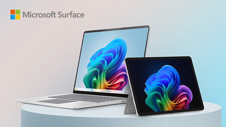 un laptop e tablet microsoft su sfondo azzurro