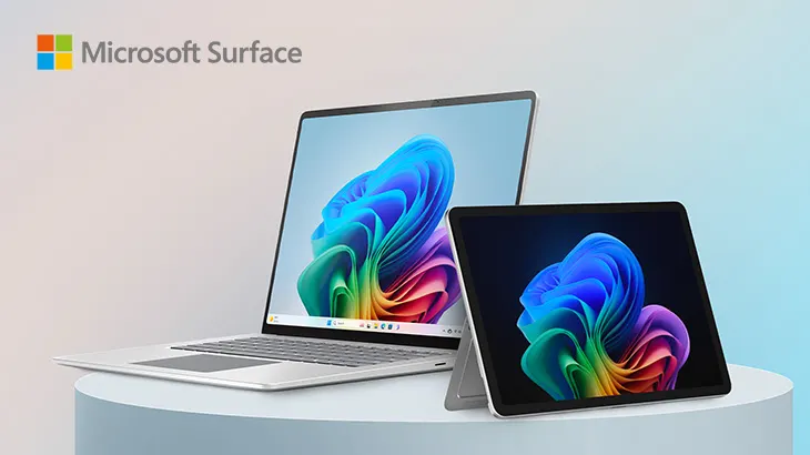 un laptop e tablet microsoft su sfondo azzurro