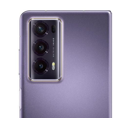 Cellulare viola con tripla fotocamera posteriore disposta verticalmente in un rettangolo argentato.