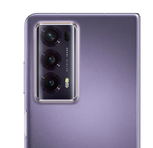 Cellulare viola con tripla fotocamera posteriore disposta verticalmente in un rettangolo argentato.