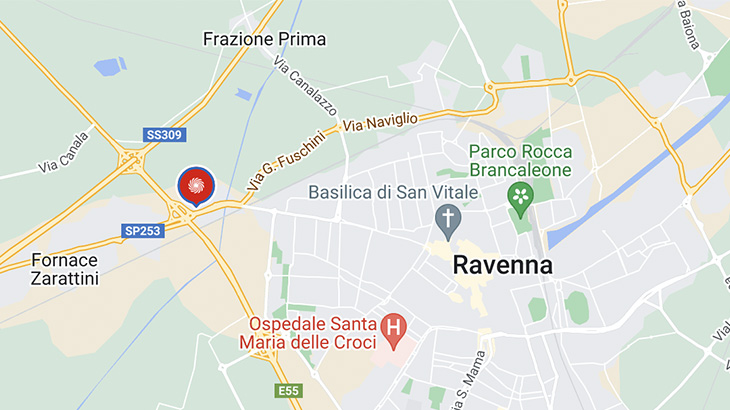 Mappa stradale di Ravenna con strade gialle, aree residenziali grigie e punti di interesse come l'Ospedale Santa Maria delle Croci.